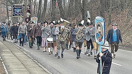 Angef&uuml;hrt von Zugf&uuml;hrer Mathias Bauer und der Stadtkapelle Moosburg machten sich die Patrioten auf zur Gedenkfeier am Schlachtendenkmal.