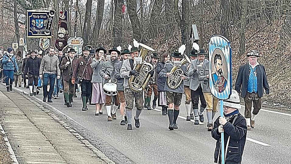 Angef&uuml;hrt von Zugf&uuml;hrer Mathias Bauer und der Stadtkapelle Moosburg machten sich die Patrioten auf zur Gedenkfeier am Schlachtendenkmal.