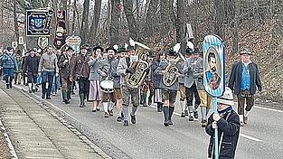 Angef&uuml;hrt von Zugf&uuml;hrer Mathias Bauer und der Stadtkapelle Moosburg machten sich die Patrioten auf zur Gedenkfeier am Schlachtendenkmal.
