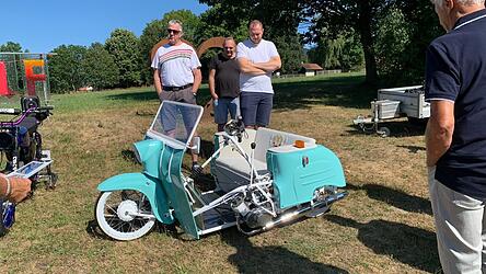 Ein absoluter Blickfang war das Simson-Duo, hergestellt in Suhl als Krankenfahrzeug f&uuml;r Personen mit Gehbehinderung.