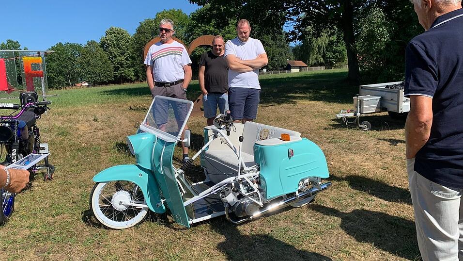 Ein absoluter Blickfang war das Simson-Duo, hergestellt in Suhl als Krankenfahrzeug für Personen mit Gehbehinderung. Ein absoluter Blickfang war das Simson-Duo, hergestellt in Suhl als Krankenfahrzeug für Personen mit Gehbehinderung.