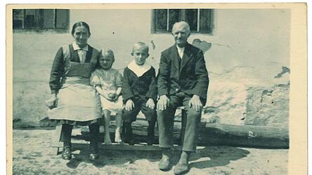 Familie Sagmeister vor dem Elternhaus 1942, v. li. Mutter Sophie zusammen mit den Kindenr Maria und Rupert und Vater Rupert Sagmeister.