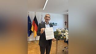 Das ist die Zusage: Landrat Ronny Raith zeigt das Schreiben, mit dem der Vatikan seine Entscheidung für einen Christbaum aus dem Landkreis Regen mitgeteilt hat. Das ist die Zusage: Landrat Ronny Raith zeigt das Schreiben, mit dem der Vatikan seine Entscheidung für einen Christbaum aus dem Landkreis Regen mitgeteilt hat.