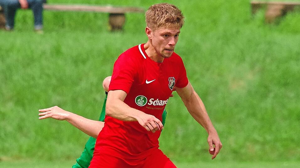 Basti Sch&ouml;ppl, technisch beschlagen, ist seit 2018 Spielertrainer bei seinem Heimatverein. Mit ihm schaffte Sinzing im Sommer den lange ersehnten Kreisliga-Aufstieg.