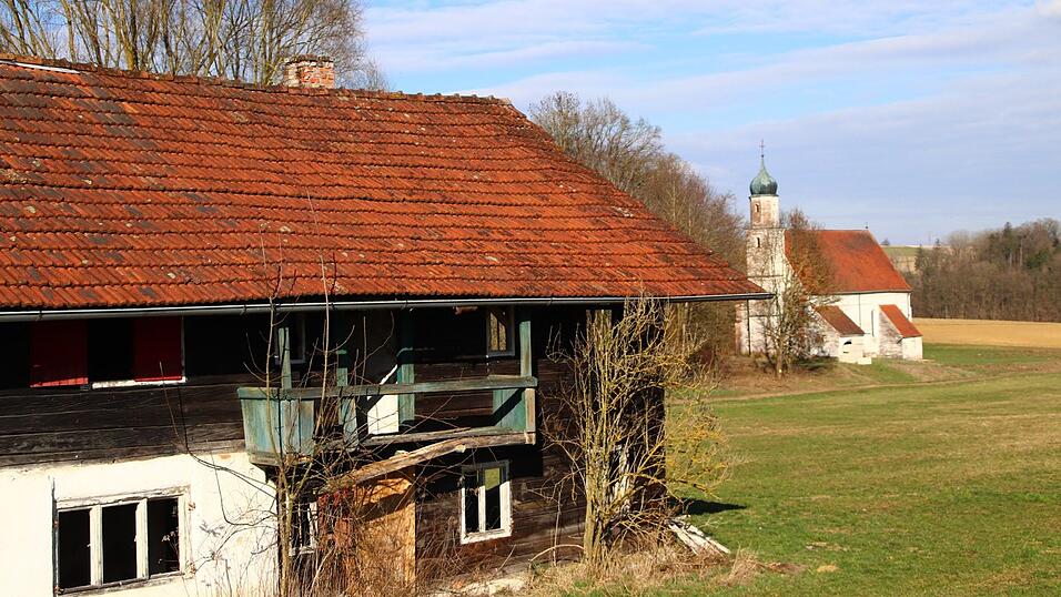 Unweit des einstigen Thomasbeck-Bauern-Anwesens steht die Kirche Sankt Veit. Beide Objekte stehen seit vielen Jahren leer und ziehen Lost-Place-Liebhaber von &uuml;berall her an.