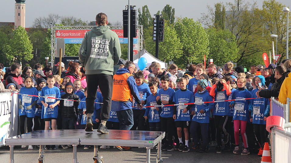 Nasskaltes Aprilwetter lässt die jungen Straubinger Läufer kalt.