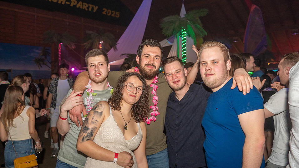 Die besten Bilder vom Samstag zeigen Tanzen und jede Menge Spaß. Die besten Bilder vom Samstag zeigen Tanzen und jede Menge Spaß.