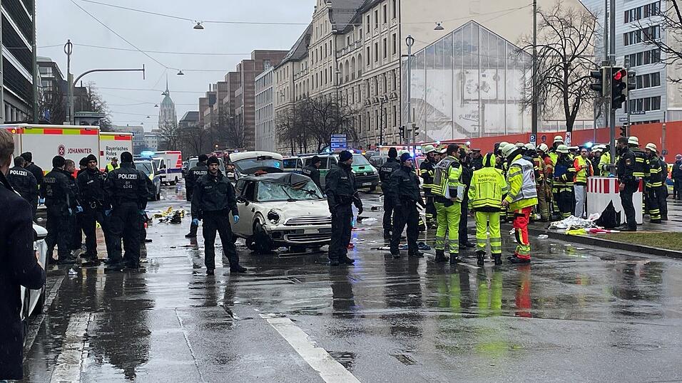 Polizisten sichern am Donnerstag das Fahrzeug, einen cremefarbenen Mini. Polizisten sichern am Donnerstag das Fahrzeug, einen cremefarbenen Mini.