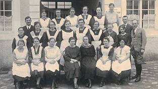 Erster Haushaltungskurs mit 18 Frauen im Alter von 19 bis 26 Jahren aus den beiden Landkreisen Dingolfing und Landau (im Jahr 1925)