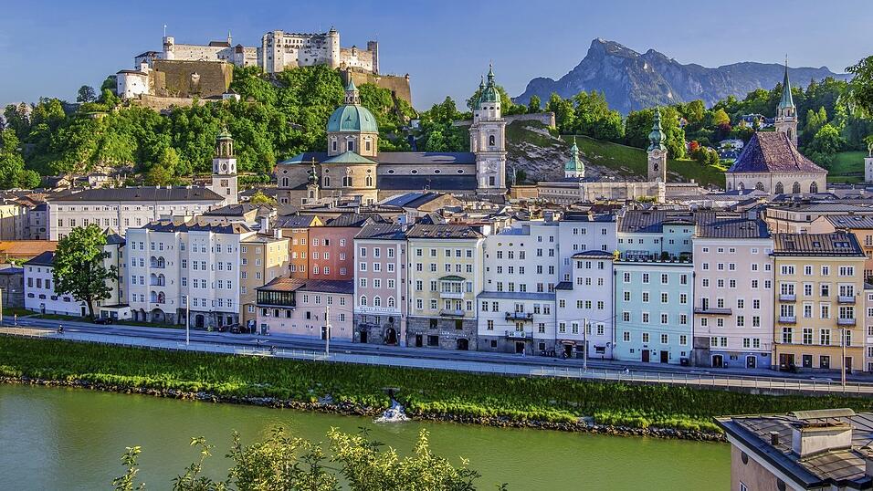 Panoramablick vom Kapuzinerberg auf die Salzburger Altstadt mit dem Dom und der Festung Hohensalzburg.
