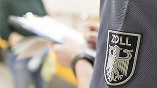 Rund 80 Einsatzkräfte des Zolls waren an der Aktion beteiligt. (Symbolbild)