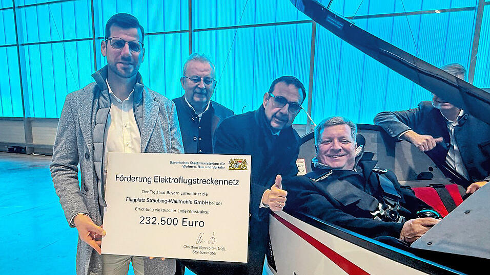 Verkehrsminister Christian Bernreiter (im Cockpit) bei der Übergabe des Förderbescheids an die Verantwortlichen des Regionalflugplatzes Straubing-Wallmühle Verkehrsminister Christian Bernreiter (im Cockpit) bei der Übergabe des Förderbescheids an die Verantwortlichen des Regionalflugplatzes Straubing-Wallmühle