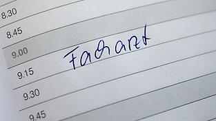 Einen Facharzttermin zu bekommen, ist oft schwierig. (Illustration) Einen Facharzttermin zu bekommen, ist oft schwierig. (Illustration)