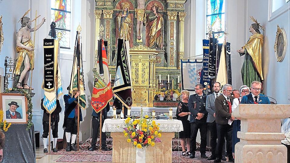 Nach dem Requiem würdigten die Vereinsvertreter die vielseitigen Verdienste von Fred Sklenarz; voran Michael Ziegler und Ulrike Hänsch für den Sünchinger Trachtenverein sowie Gauvorsitzender Harald Listl.