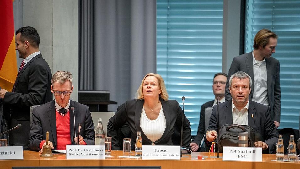 Die Mitglieder des Innenausschusses im Bundestag wollen sich diese Woche zu einer Sondersitzung treffen, in der es um den Anschlag in M&uuml;nchen gehen soll (Archivbild).