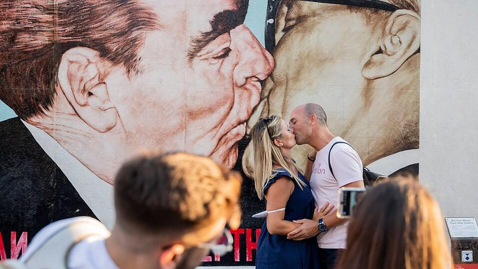 Einer der wohl bekanntesten Abschnitte der Berliner Mauer zeigt den Bruderkuss. (Archivbild)