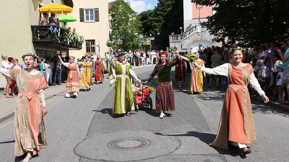 Die schönsten Augenblicke des historischen Drachenstich-Festzuges 2016. Die schönsten Augenblicke des historischen Drachenstich-Festzuges 2016.