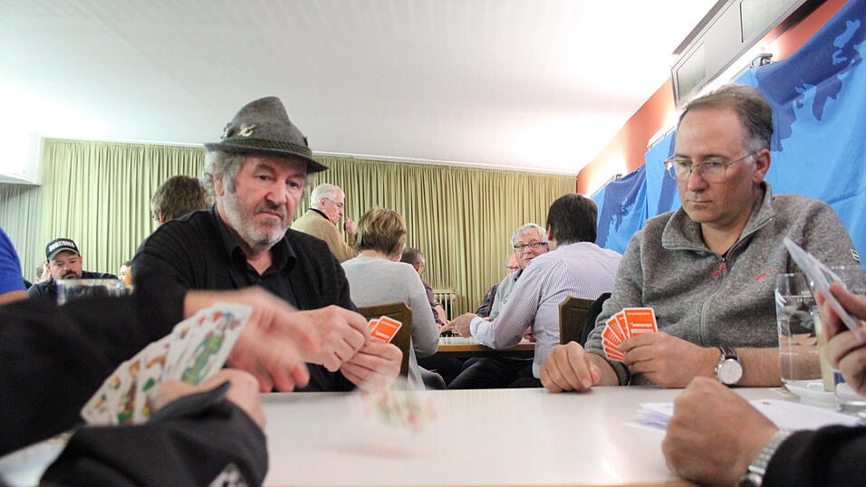 Bei der Schafkopf-Weltmeisterschaft im April dieses Jahres flogen die Karten nur so auf die Tische. N&auml;chstes Jahr findet die Deutsche Meisterschaft ebenfalls in Cham statt.