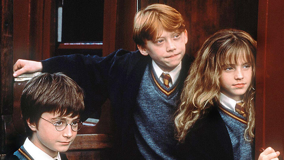 Fan-Theorien behaupten, dass Hermine Harrys große Schwester ist Im Film 'Harry Potter und der Halbblutprinz' soll sie schon verraten haben, dass sie in Ron verliebt sei. Fan-Theorien behaupten, dass Hermine Harrys große Schwester ist Im Film 'Harry Potter und der Halbblutprinz' soll sie schon verraten haben, dass sie in Ron verliebt sei.