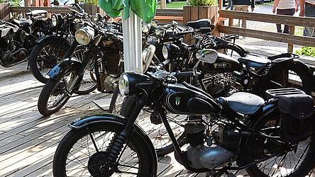 Aufgereiht standen die blank polierten alten Maschinen in der kleinen Ausstellung.