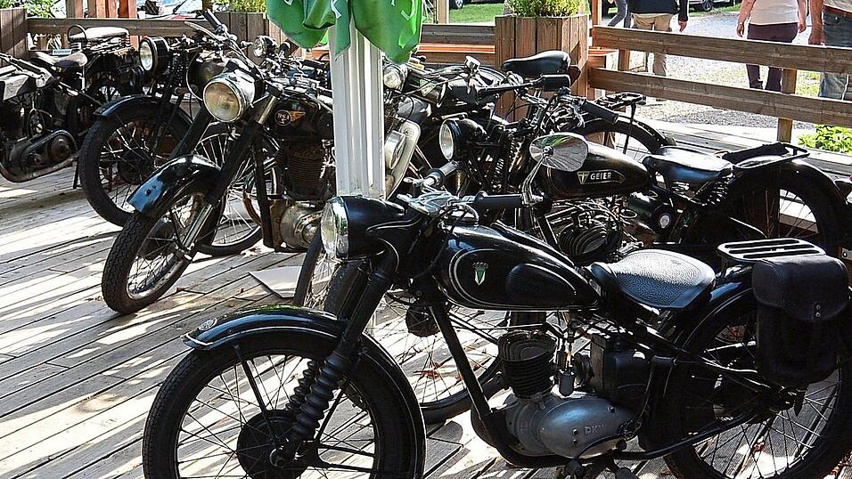 Aufgereiht standen die blank polierten alten Maschinen in der kleinen Ausstellung.