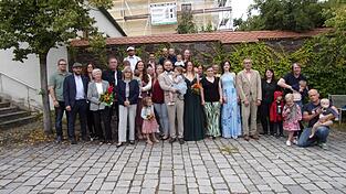 Das Brautpaar mit den Familienangehörigen und Freunden ließ sich am Waldschmidtplatz ablichten und anschließend Luftballons steigen.
