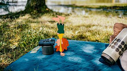 Der Eder will zum Campen, davon ist der Pumuckl nicht begeistert. Einen Blick durchs Fernglas wagt er aber doch. Der Eder will zum Campen, davon ist der Pumuckl nicht begeistert. Einen Blick durchs Fernglas wagt er aber doch.