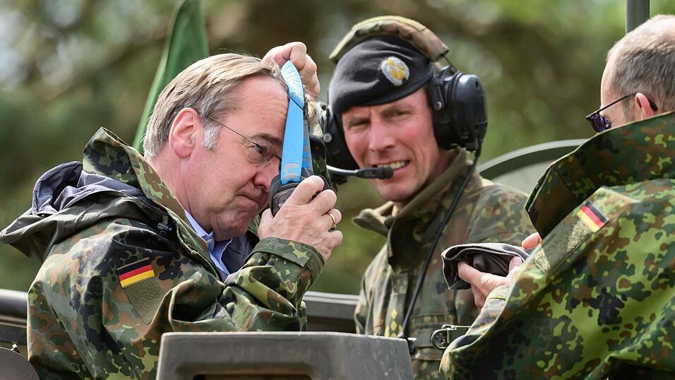 Die Bundeswehr soll gestärkt werden. Die Bundeswehr soll gestärkt werden.