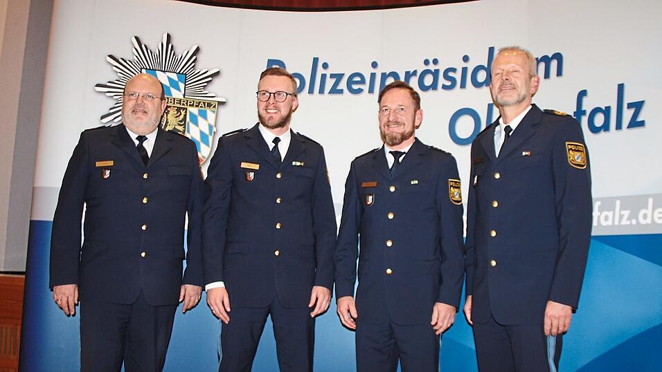 Führungswechsel vollzogen (von links): Polizeipräsident Norbert Zink, der scheidende Dienststellenleiter Sven Buhl, der neue Chef Erster Polizeihauptkommissar Bernhard Hager und Polizeivizepräsident Thomas Schöniger. Führungswechsel vollzogen (von links): Polizeipräsident Norbert Zink, der scheidende Dienststellenleiter Sven Buhl, der neue Chef Erster Polizeihauptkommissar Bernhard Hager und Polizeivizepräsident Thomas Schöniger.