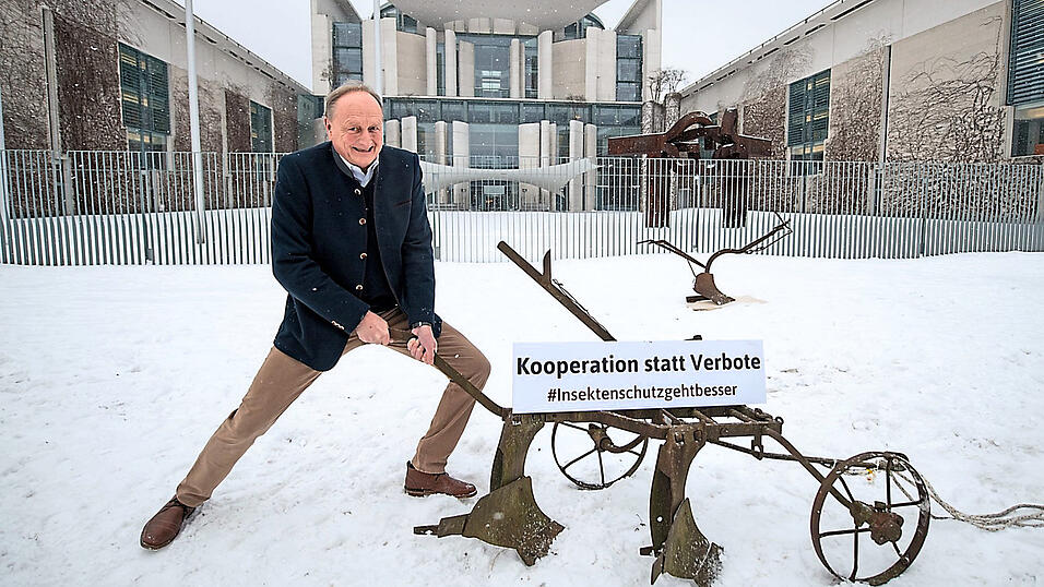 Bauernpräsident Joachim Rukwied demonstriert vor dem Bundeskanzleramt gegen das geplante Insektenschutzgesetz. Die Zugeständnisse an die Landwirte reichen ihm nicht aus. Bauernpräsident Joachim Rukwied demonstriert vor dem Bundeskanzleramt gegen das geplante Insektenschutzgesetz. Die Zugeständnisse an die Landwirte reichen ihm nicht aus.