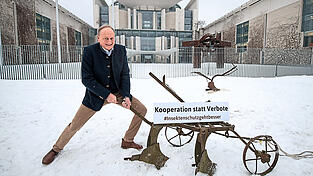 Bauernpräsident Joachim Rukwied demonstriert vor dem Bundeskanzleramt gegen das geplante Insektenschutzgesetz. Die Zugeständnisse an die Landwirte reichen ihm nicht aus. Bauernpräsident Joachim Rukwied demonstriert vor dem Bundeskanzleramt gegen das geplante Insektenschutzgesetz. Die Zugeständnisse an die Landwirte reichen ihm nicht aus.