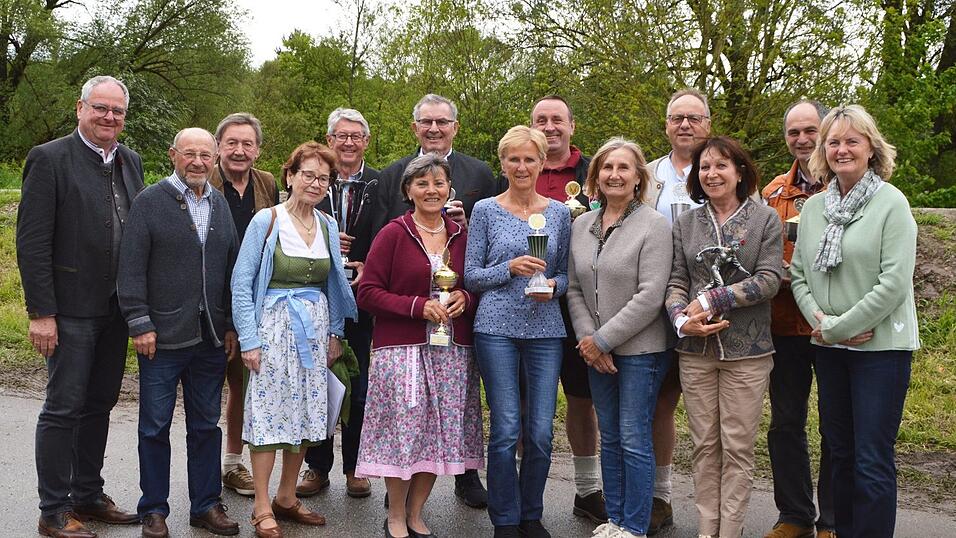 Die Mannschafts- und Einzelsieger des Kegelturniers pr&auml;sentierten stolz ihre Pokale.
