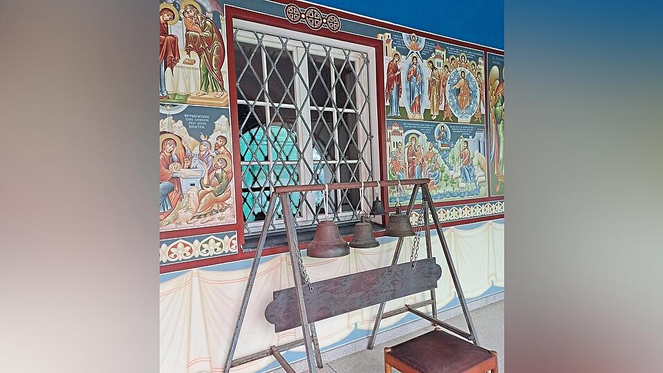 Blick auf die byzantinische Kirche des Klosters. Die Abtei betreibt ein Gymnasium, stellt eigene Klosterlik&ouml;re her und unterh&auml;lt einen Klosterladen.