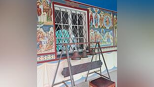 Blick auf die byzantinische Kirche des Klosters. Die Abtei betreibt ein Gymnasium, stellt eigene Klosterliköre her und unterhält einen Klosterladen. Blick auf die byzantinische Kirche des Klosters. Die Abtei betreibt ein Gymnasium, stellt eigene Klosterliköre her und unterhält einen Klosterladen.