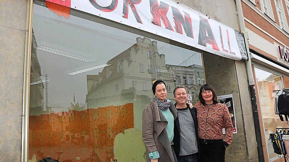 Die Landshuter Kunsthandwerker und Künstler Stephanie Schaidhammer (von links), Florian Schürzinger und Solveigh Weber haben einen Pop-up-Store direkt an der Martinskirche eröffnet.