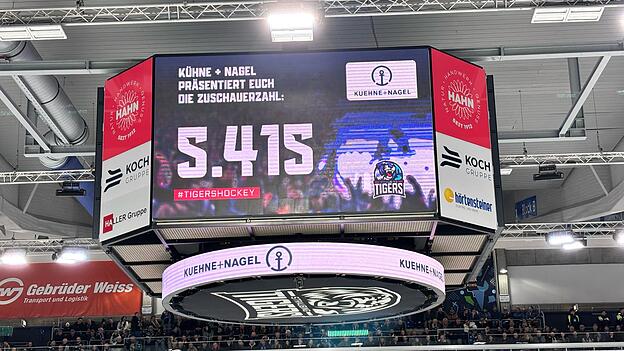 5.415 Eishockey-Fans sind zu dieser packenden Begegnung gekommen. Und sie werden dem Spiel auch gerecht. Vor allem die Tigers-Fans feuern ihre Jungs lautstark und unermüdlich an. 5.415 Eishockey-Fans sind zu dieser packenden Begegnung gekommen. Und sie werden dem Spiel auch gerecht. Vor allem die Tigers-Fans feuern ihre Jungs lautstark und unermüdlich an.