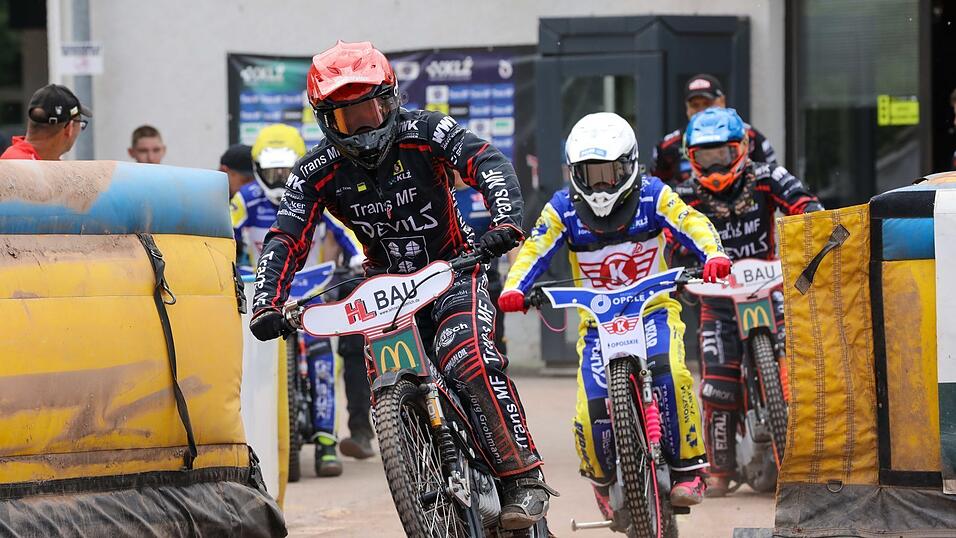 Rauf auf den „Bock“, raus auf die Bahn: Der 30-jährige Speedway-Profi Erik Riss (vorne) fühlt sich „wieder normal“ - und bereit für sportliche Aufgaben. Rauf auf den „Bock“, raus auf die Bahn: Der 30-jährige Speedway-Profi Erik Riss (vorne) fühlt sich „wieder normal“ - und bereit für sportliche Aufgaben.