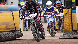 Rauf auf den „Bock“, raus auf die Bahn: Der 30-jährige Speedway-Profi Erik Riss (vorne) fühlt sich „wieder normal“ - und bereit für sportliche Aufgaben. Rauf auf den „Bock“, raus auf die Bahn: Der 30-jährige Speedway-Profi Erik Riss (vorne) fühlt sich „wieder normal“ - und bereit für sportliche Aufgaben.