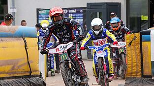 Rauf auf den „Bock“, raus auf die Bahn: Der 30-jährige Speedway-Profi Erik Riss (vorne) fühlt sich „wieder normal“ - und bereit für sportliche Aufgaben. Rauf auf den „Bock“, raus auf die Bahn: Der 30-jährige Speedway-Profi Erik Riss (vorne) fühlt sich „wieder normal“ - und bereit für sportliche Aufgaben.