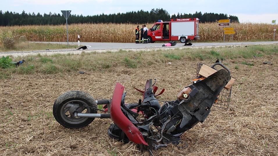 Eine 50-jährige Rollerfahrerin ist am Freitag bei diesem Unfall im Gemeindebereich Hemau (Kreis Regensburg) ums Leben gekommen. Eine 50-jährige Rollerfahrerin ist am Freitag bei diesem Unfall im Gemeindebereich Hemau (Kreis Regensburg) ums Leben gekommen.