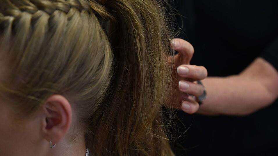 Abschließend den Pferdeschwanz in einen Dutt verwandeln und befestigen. Abschließend den Pferdeschwanz in einen Dutt verwandeln und befestigen.