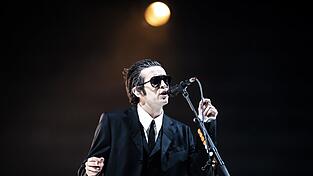 Matthew Healy, Frontmann der Band 'The 1975', ist bekannt f&uuml;r seinen exzentrischen Charakter und Schreibstil.