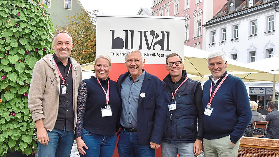 Ein zufriedener Bluval-Vorstand: (v.l.) Andreas Fuchs, Karin Mittermeier-Ruppert, Bürgermeister Dr. Albert Solleder, Stefan Mutz und Peter Ries. Ein zufriedener Bluval-Vorstand: (v.l.) Andreas Fuchs, Karin Mittermeier-Ruppert, Bürgermeister Dr. Albert Solleder, Stefan Mutz und Peter Ries.