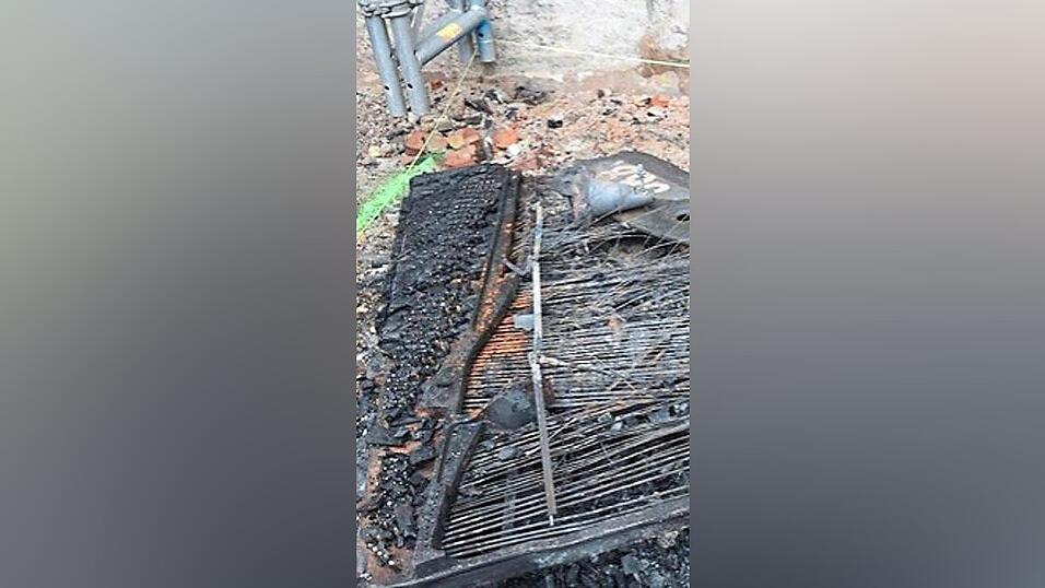 Der Konzertflügel wurde beim Rathausbrand zerstört. Der Konzertflügel wurde beim Rathausbrand zerstört.