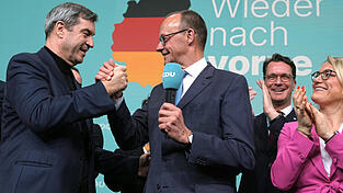 Friedrich Merz (CDU) und Markus Söder (CSU) gratulieren sich zum guten Abschneiden bei der Bundestagswahl. 