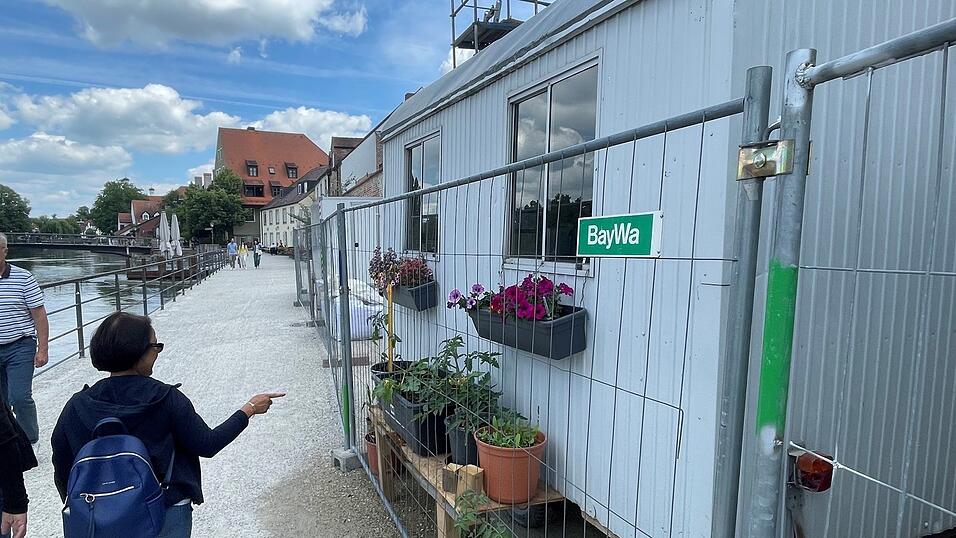 Bei Passanten sorgt der blumige Bauwagen f&uuml;r Aufmerksamkeit und gute Laune.