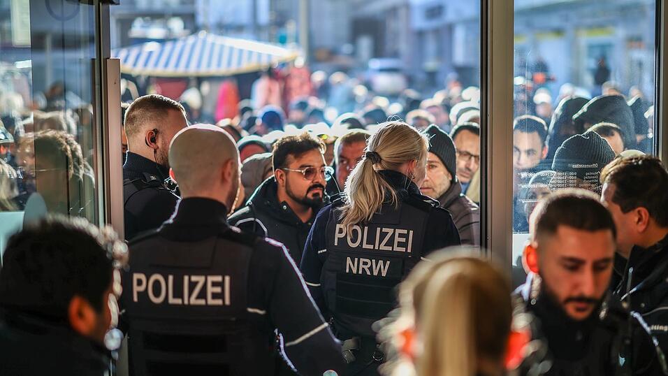 Polizeieinsatz an der Sparkassenfiliale in Gelsenkirchen-Buer. Eine gro&szlig;e Menschenmenge versammelte sich vor der Filiale.