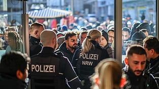 Polizeieinsatz an der Sparkassenfiliale in Gelsenkirchen-Buer. Eine große Menschenmenge versammelte sich vor der Filiale. Polizeieinsatz an der Sparkassenfiliale in Gelsenkirchen-Buer. Eine große Menschenmenge versammelte sich vor der Filiale.