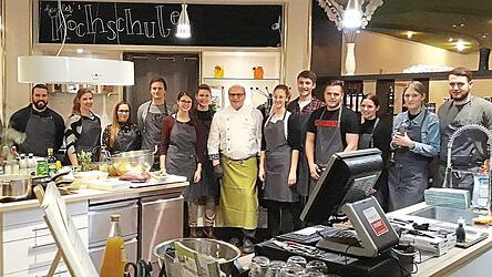 Die jungen Paare gemeinsam mit K&uuml;chenchef Werner Heizler.