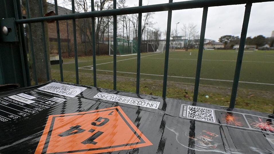 Ein zw&ouml;lfj&auml;hriger Junge ist in Potsdam auf einem Sportplatz vermutlich durch einen Kugelbomben-Blindg&auml;nger schwer verletzt worden.